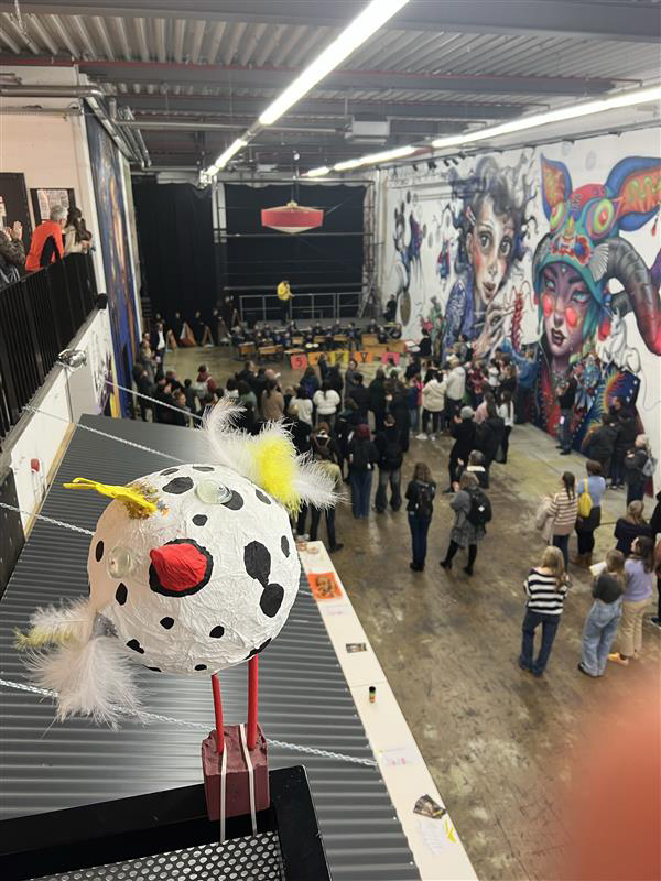 Die Kinder der Tom-Mutters-Schule bei einer Kunstausstellung