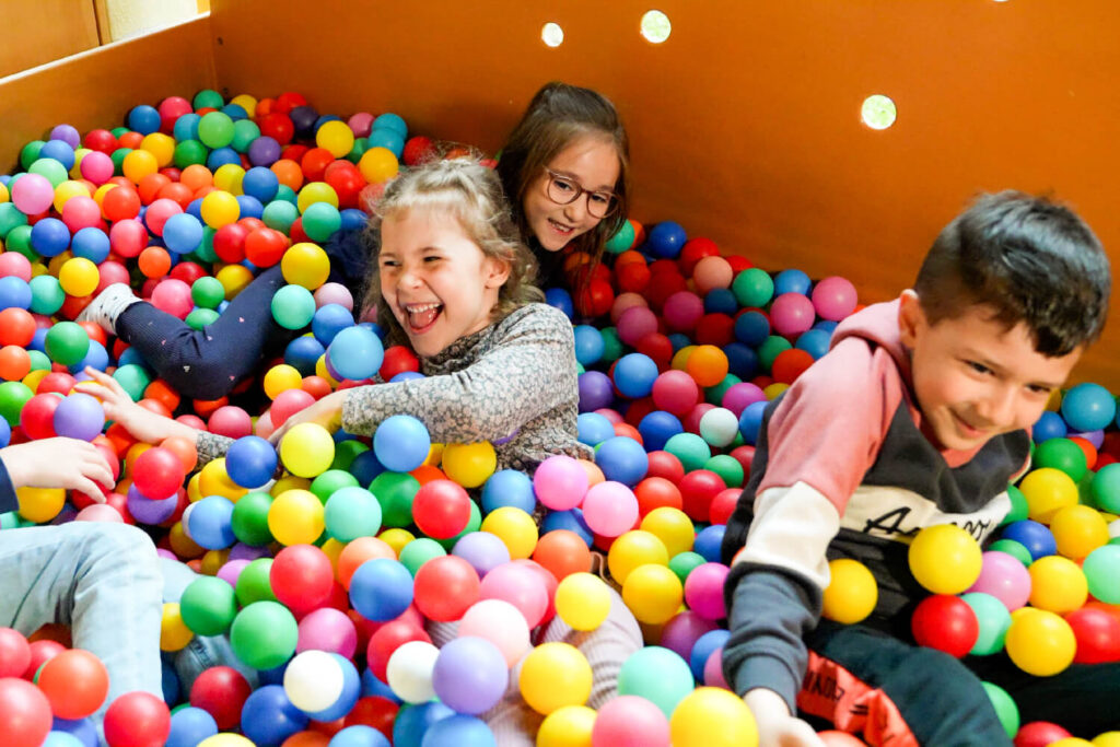 Kinder im Bällebad im Kindergarten Morgentau der Lebenshilfe Wiesloch