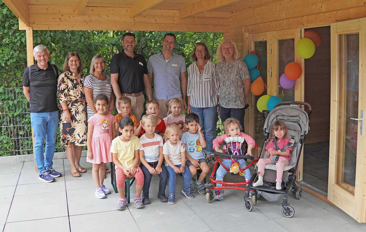 Spendenübergabe mit Mitgliedern des Lions Club, der Lebenshilfe und Kindergartenkinder.
