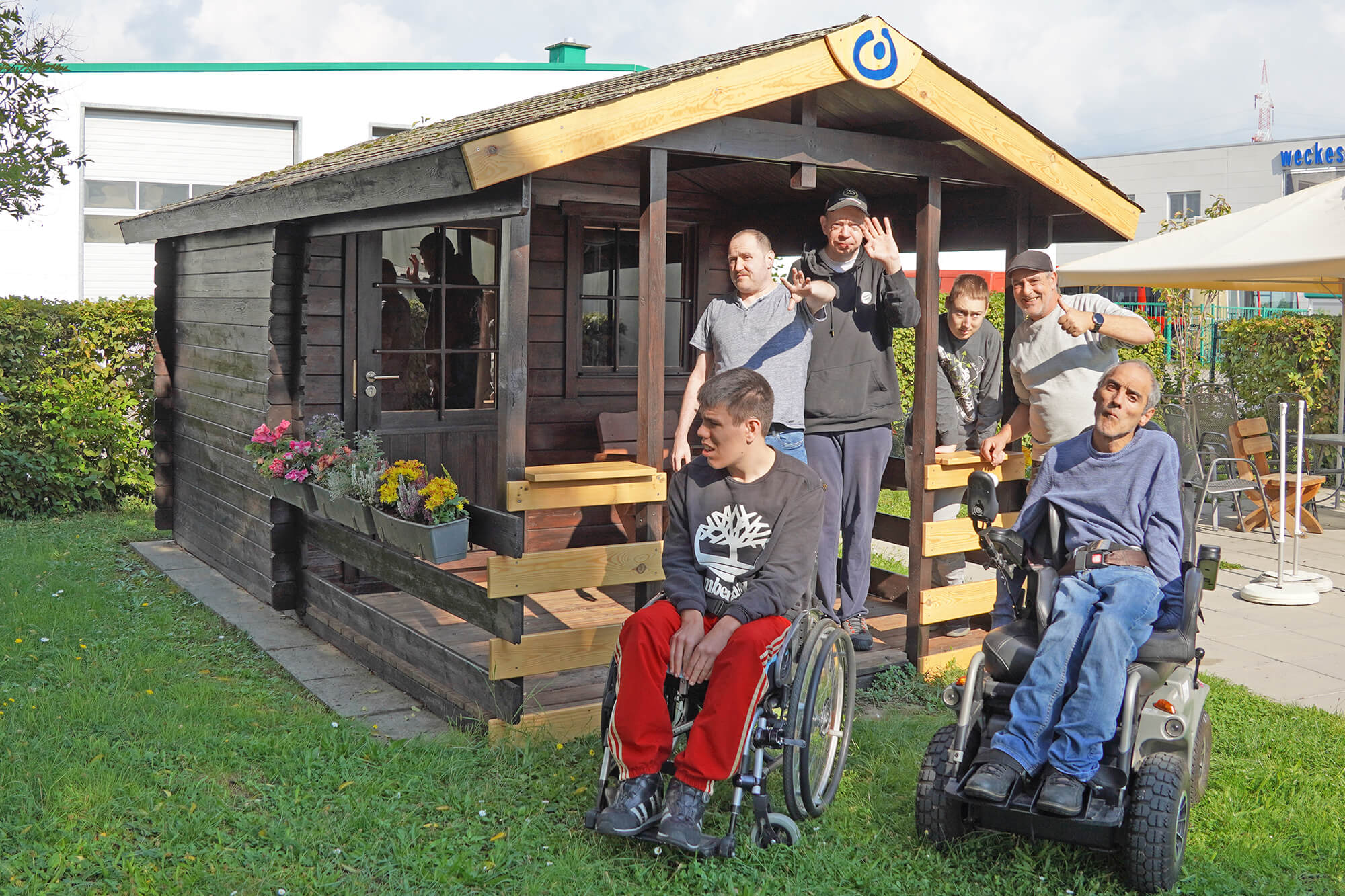 Klienten vor einer renovierten Gartenhütte