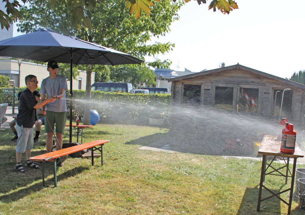 Klienten der Kurpfalz-Werkstatt an der Wasserspielstation