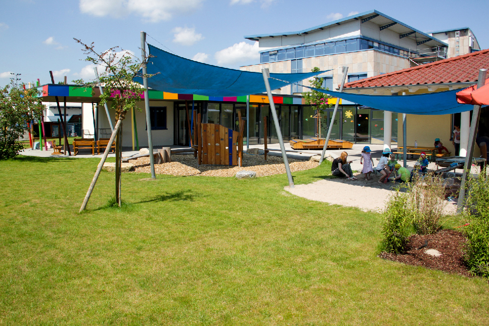 Außenaufnahme des Oswald Nussbaum Kinderhauses auf der Rückseite mit Garten